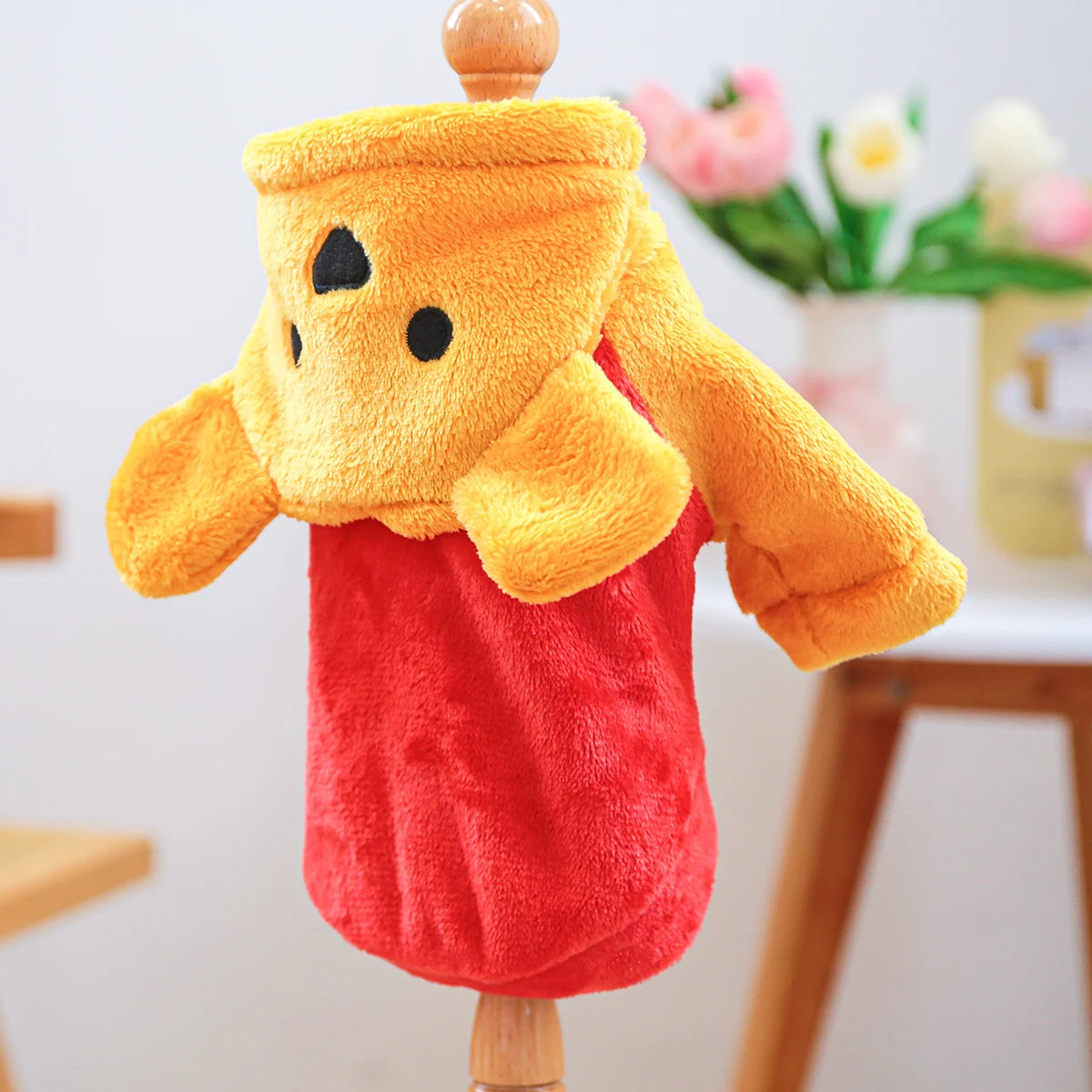 Gelber Bärenpullover