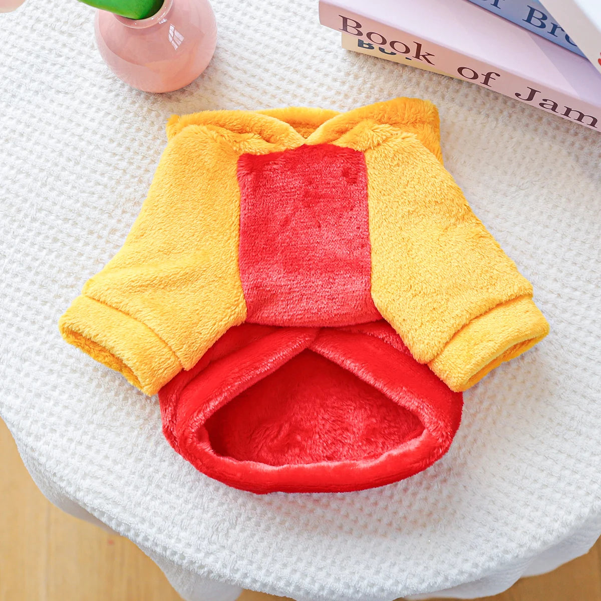 Gelber Bärenpullover