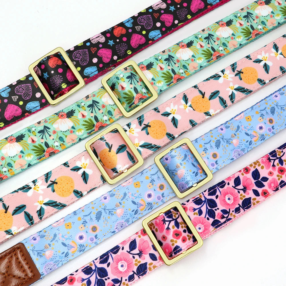 Mooie Gepersonaliseerde Halsband met Bloemenprint – Stijl en Veiligheid voor Jouw Hond