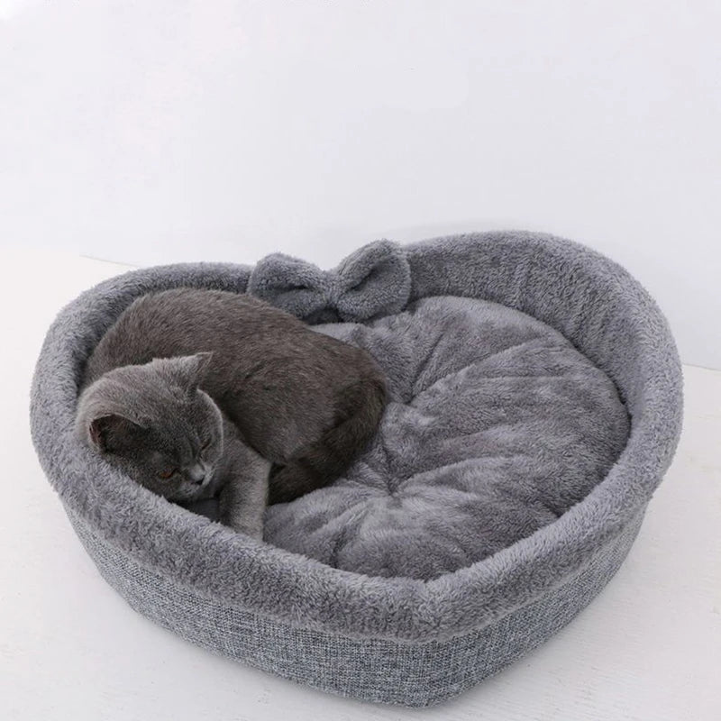 Weiches Haustierbett in Herzform – gemütlicher, warmer Ruheplatz