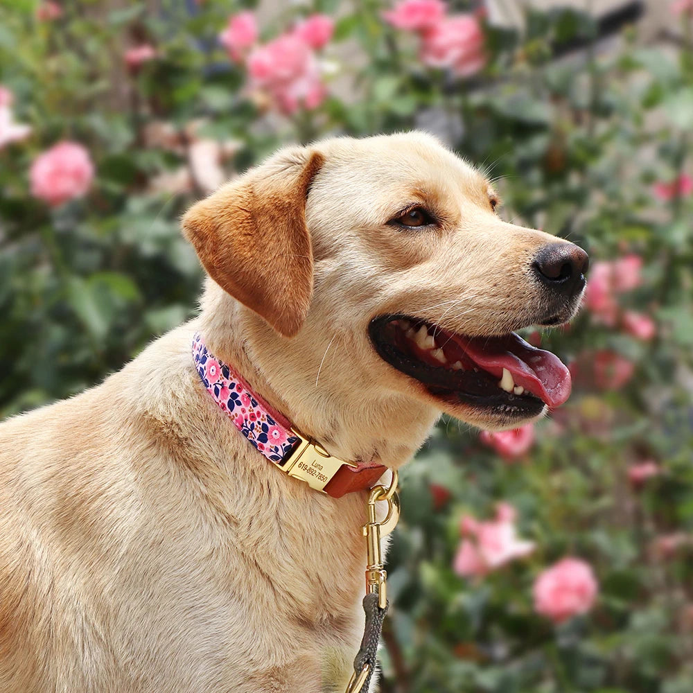 Mooie Gepersonaliseerde Halsband met Bloemenprint – Stijl en Veiligheid voor Jouw Hond