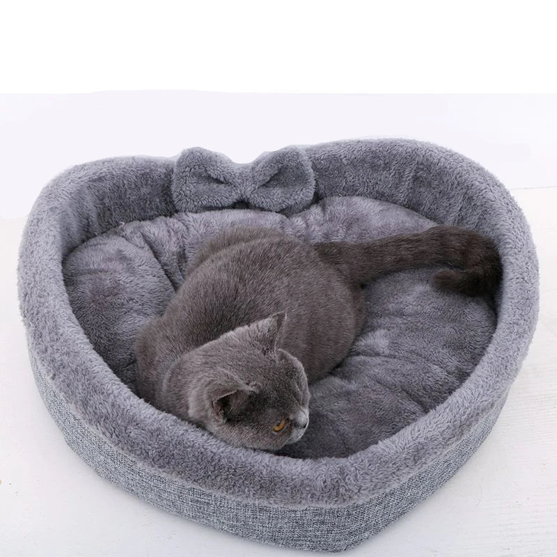 Weiches Haustierbett in Herzform – gemütlicher, warmer Ruheplatz