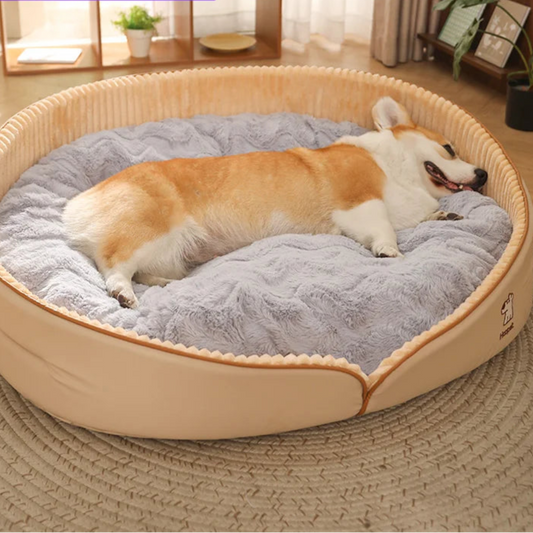 Superblød hundeseng i fleece – perfekt til dyb afslapning