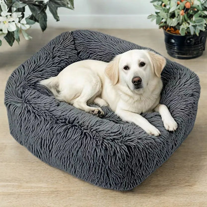Blød firkantet hundeseng – komfortabel, robust og skridsikker til din hund